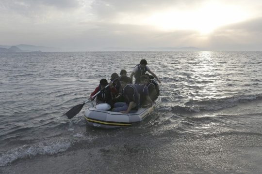 Αφγανοί πρόσφυγες αποβιβάζονται στα ελληνικά παράλια